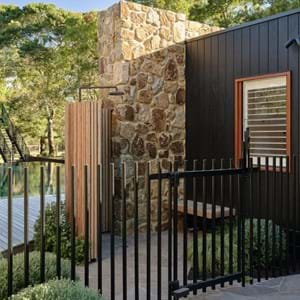 Outdoor shower and poolside architecture – COS Design Peninsula Project